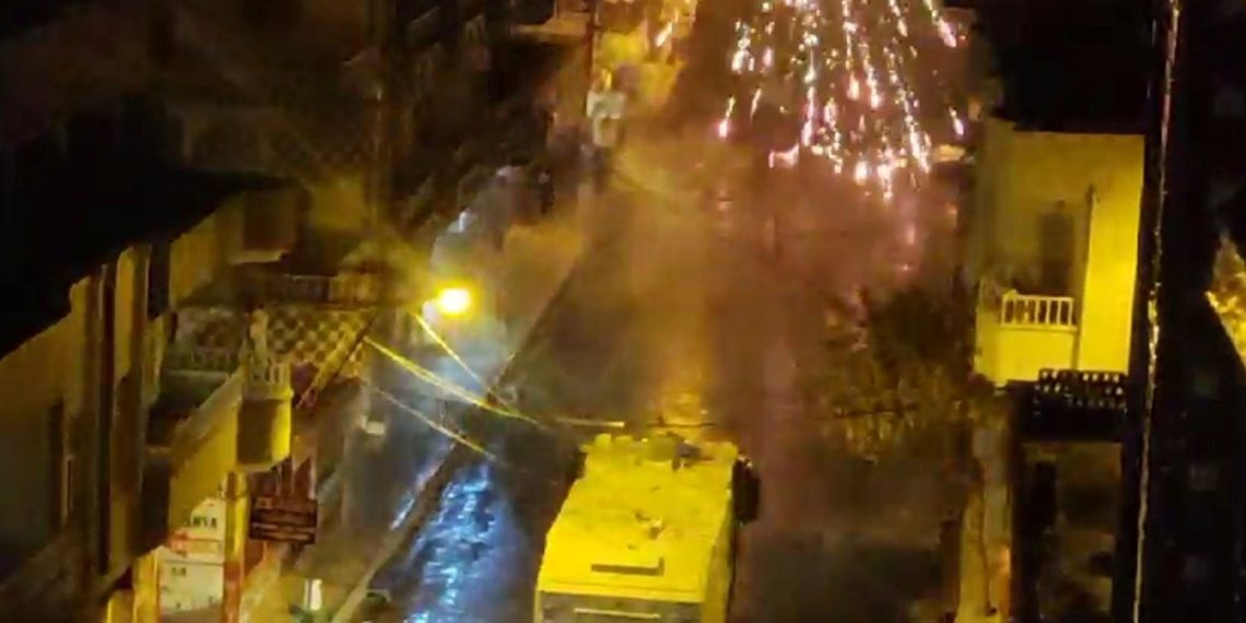 Derbi sonrası yol kapatan kümeye polis müdahalesi