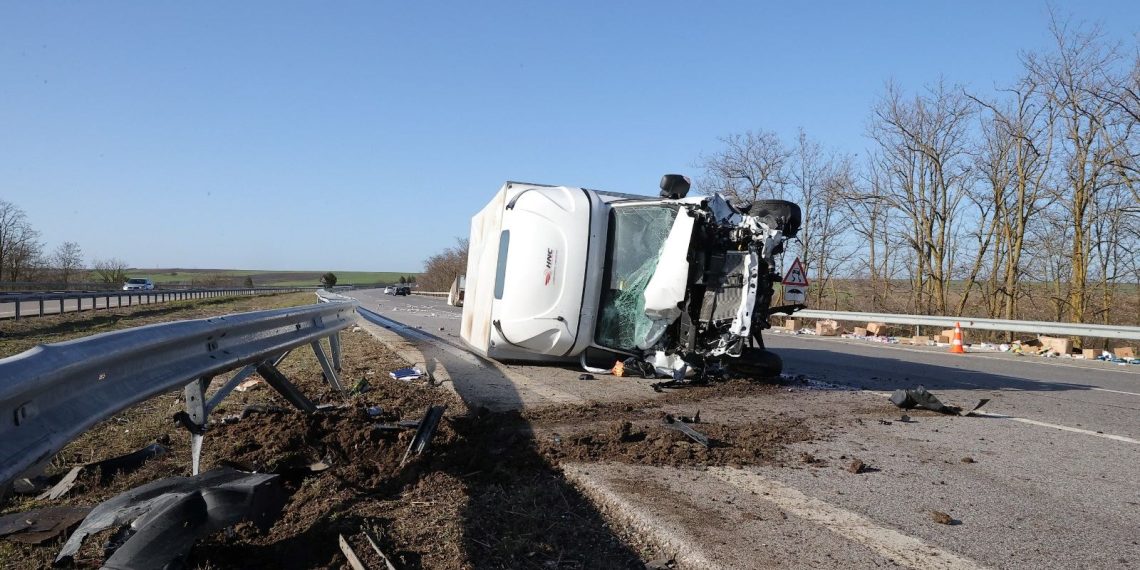 Devrilen kamyonet yol kapattı
