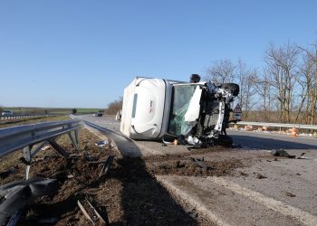 Devrilen kamyonet yol kapattı