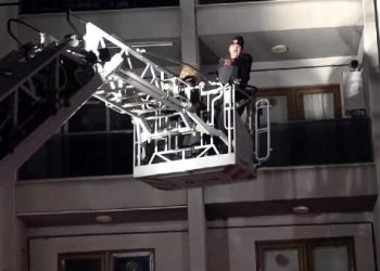 Düzce’de 4 katlı binada yangın: 13 kişi ve 3 evcil hayvanı itfaiye kurtardı