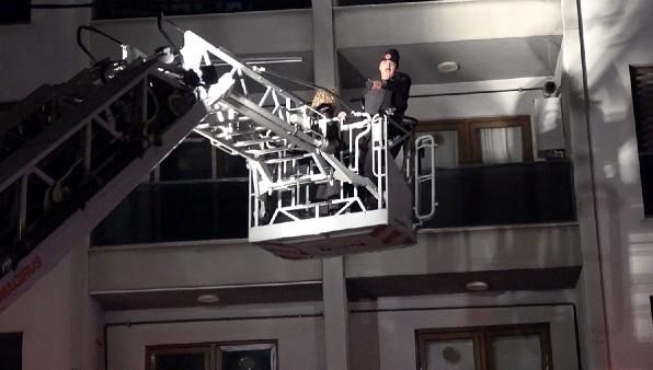 Düzce’de 4 katlı binada yangın: 13 kişi ve 3 evcil hayvanı itfaiye kurtardı