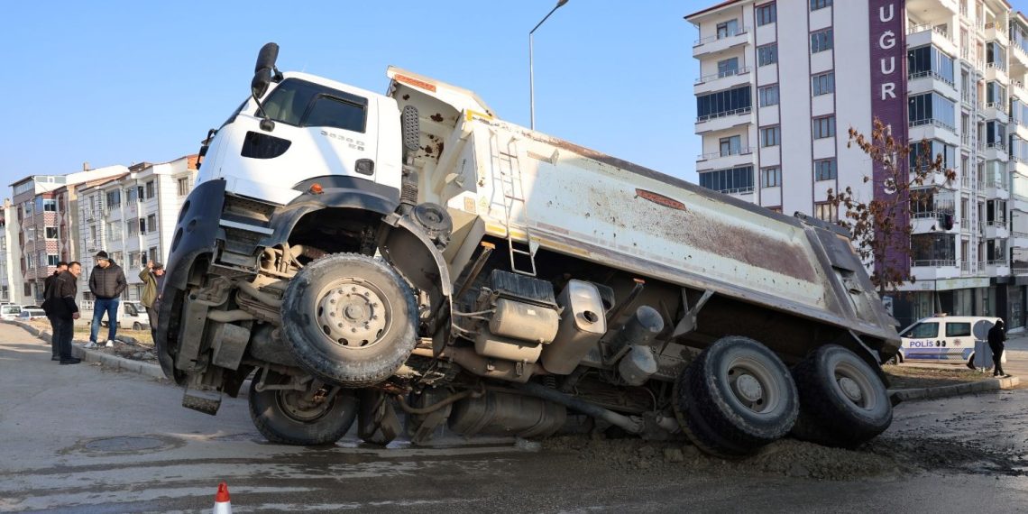 Elazığ’da değişik kaza: Yol çöktü kamyon çukura düştü