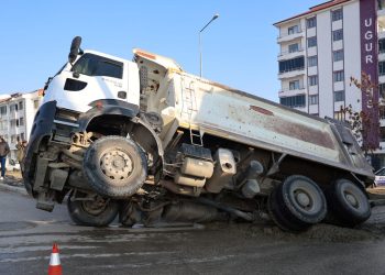 Elazığ’da değişik kaza: Yol çöktü kamyon çukura düştü