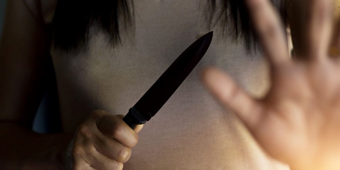 Esenyurt’ta koca dehşeti! Çocuklarının gözü önünde eşini tekraren bıçakladı!