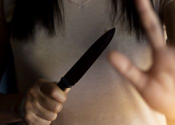 Esenyurt’ta koca dehşeti! Çocuklarının gözü önünde eşini tekraren bıçakladı!