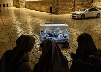 Filistinli sanatçı Gazze’de öldürülen bebeklere “kuvözde bebek İsa” maketiyle dikkati çekiyor