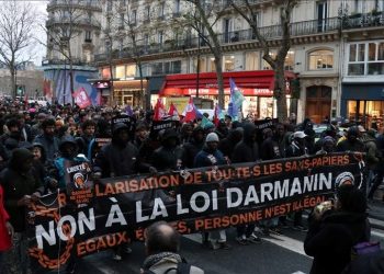 Fransa’da tartışmalı göç tasarısına karşı çıkanlar sokağa indi
