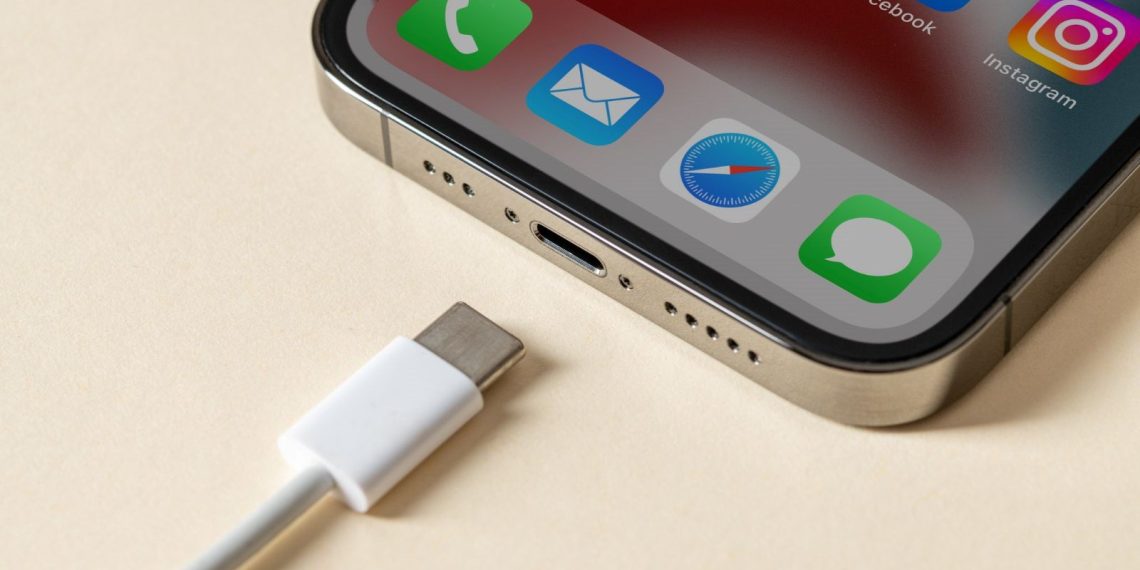 Geçersiz şarj kablolarına dikkat: iPhone şarj edilirken kablo alev aldı