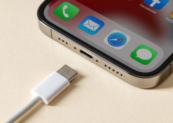 Geçersiz şarj kablolarına dikkat: iPhone şarj edilirken kablo alev aldı