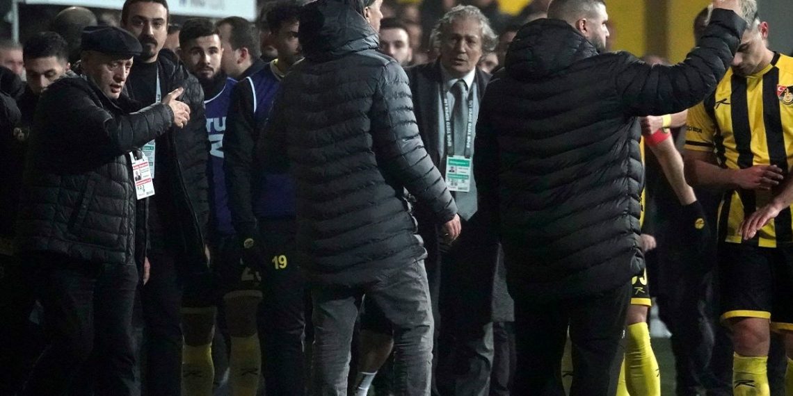 Grubu alandan çeken İstanbulspor Lideri Ecmel Faik Sarıalioğlu: Ceza gelmiş küme düşmüşüz sorun değil