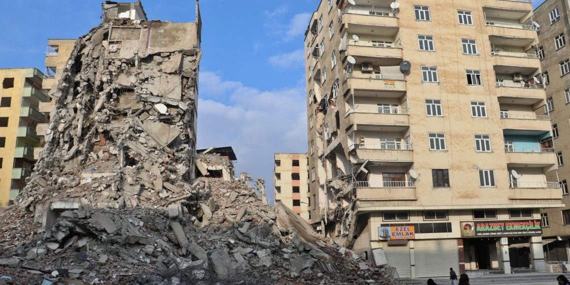 Güçlendirilecek 7 katlı binanın 5 katı, yandaki bina yıkılırken hasar gördü