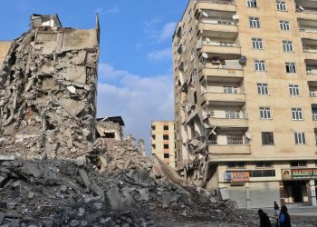 Güçlendirilecek 7 katlı binanın 5 katı, yandaki bina yıkılırken hasar gördü