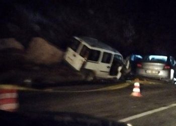 Hafif ticari araç ile araba baş başa çarpıştı: 1 meyyit, 5 yaralı