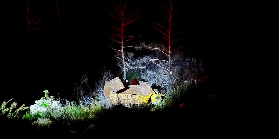 Hafriyat kamyonu 30 metrelik uçurumdan yuvarlandı: 1 yaralı