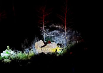 Hafriyat kamyonu 30 metrelik uçurumdan yuvarlandı: 1 yaralı