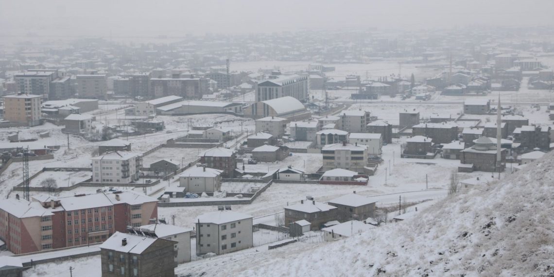 Hakkari’de, 22 yerleşim yerinin yolu kardan kapandı