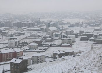 Hakkari’de, 22 yerleşim yerinin yolu kardan kapandı