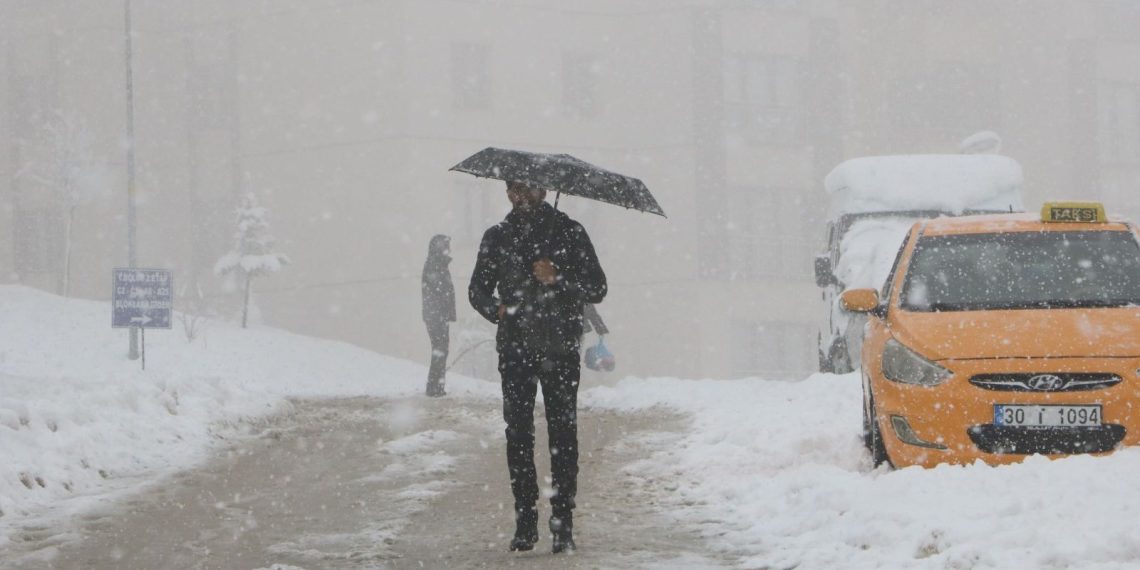 Hakkari’de 34 yerleşim yerinin yolu kardan kapandı