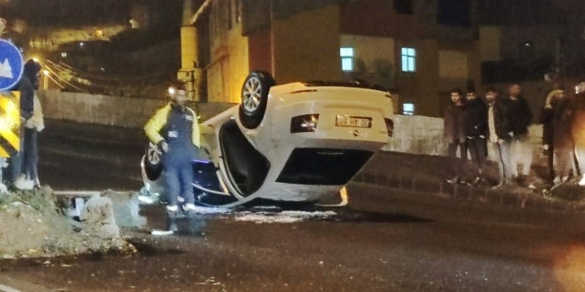 Hakkari’de araba takla attı: 3 yaralı