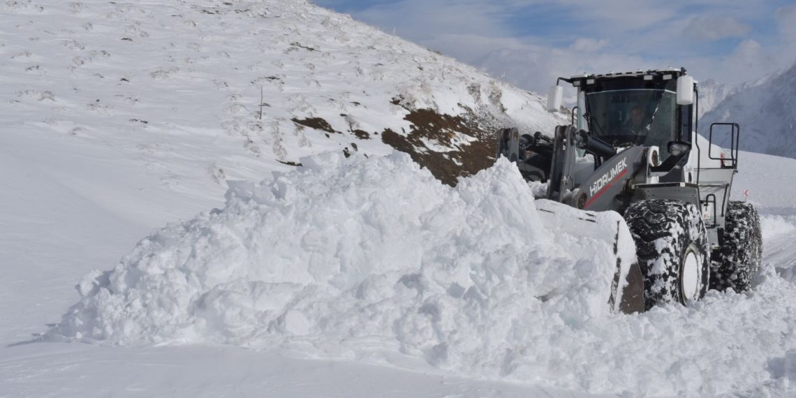 Hakkari’de kar köy yollarını kapattı