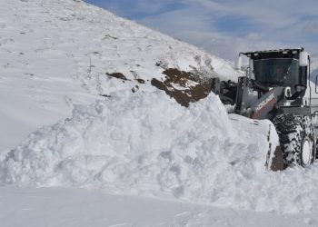 Hakkari’de kar köy yollarını kapattı