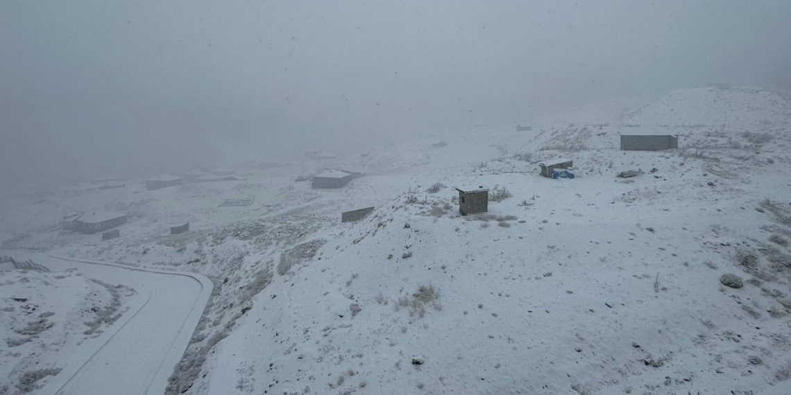 Hakkari’de kar yolları kapattı