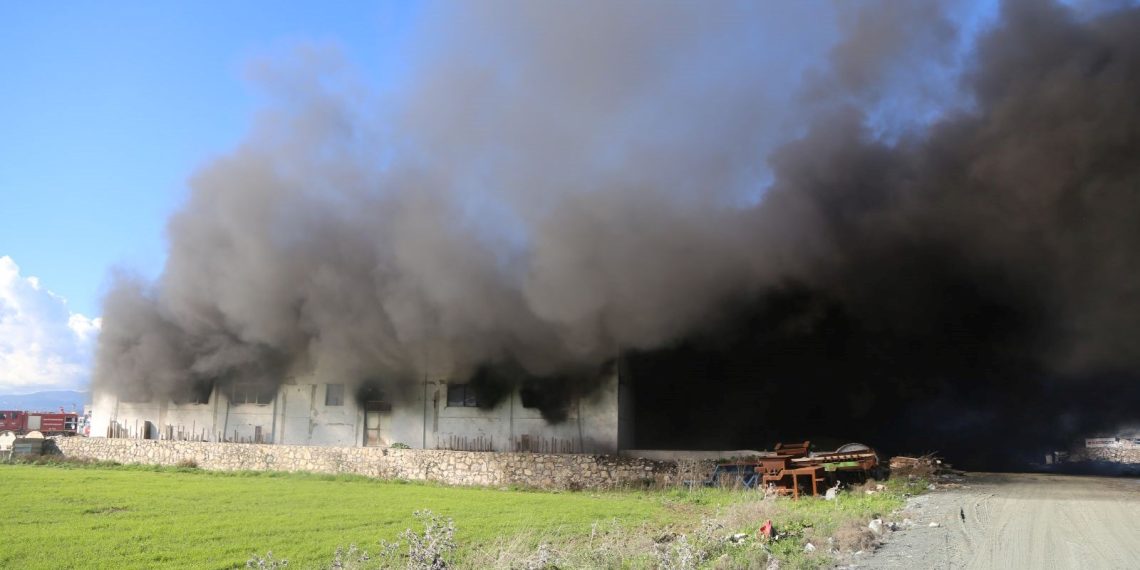 Hatay’da mobilya fabrikasında yangın