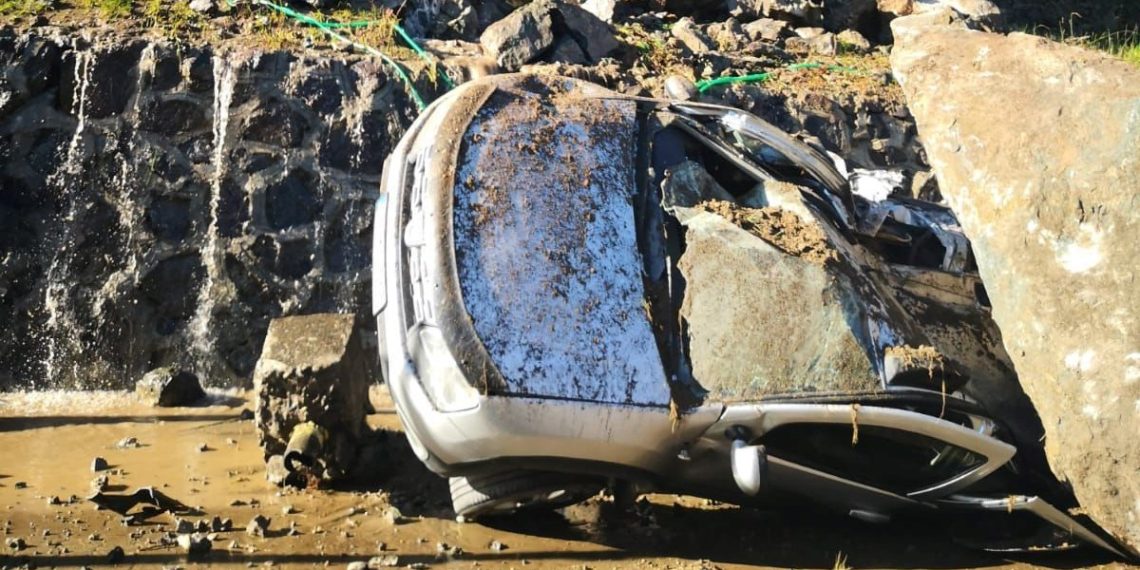 Heyelanda park halindeki cipin üzerine kaya düştü: ”40 saniye ile vefattan döndük”