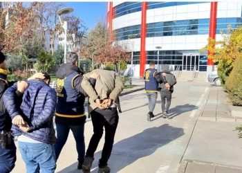 Hırsızlık yaptıkları tez edilen 3 kuşkulu yakalandı