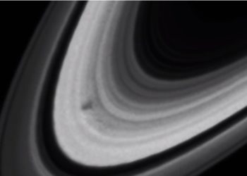 Hubble teleskopu Satürn’ün halkalarında gizemli gölgeler tespit etti
