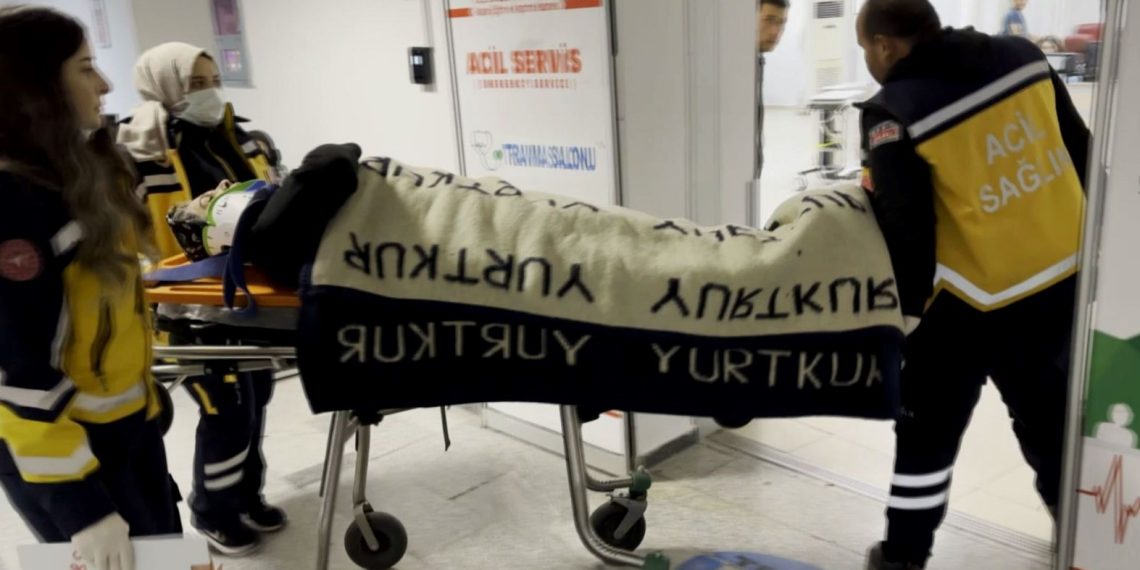 Hudut krizi geçiren eşinden korkan bayan camdan atladı