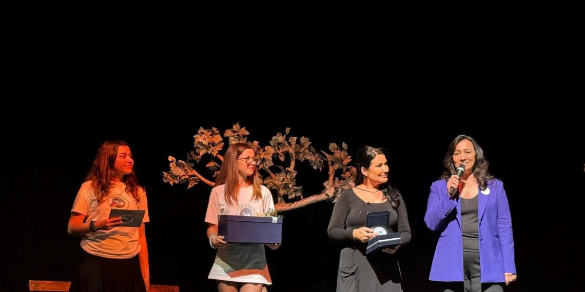 İclal Aydın, İzmir zelzelesinde ölen ikizler için düzenlenen gecede sahne aldı