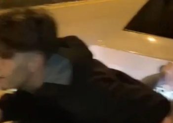 İki araba ortasında tehlikeli seyahat