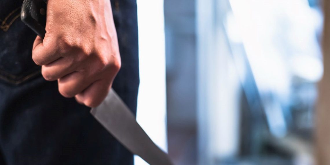 Isparta’da 2 çocuk ortasında çıkan hengamede biri bıçakla yaralandı