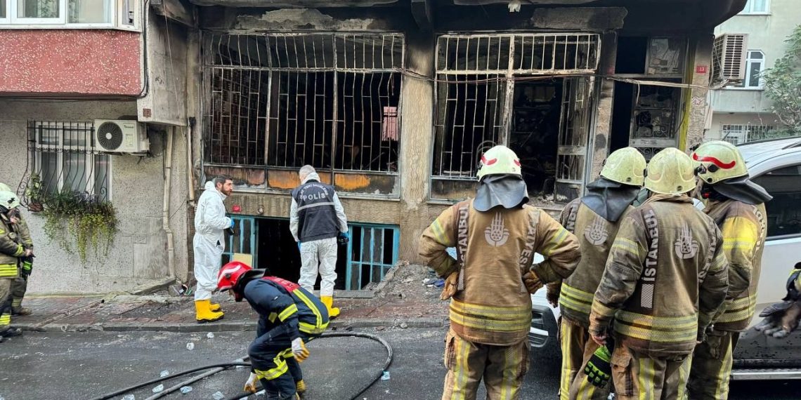 İstanbul’da iş yerinde çıkan yangın, meskenlere de sıçradı: Ölü ve yaralılar var