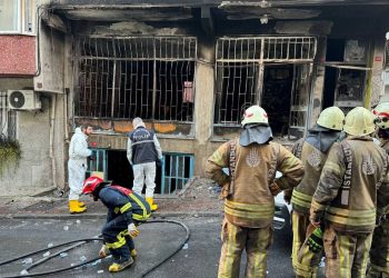 İstanbul’da iş yerinde çıkan yangın, meskenlere de sıçradı: Ölü ve yaralılar var