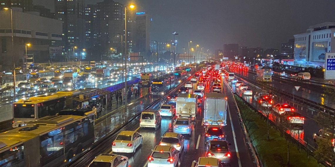 İstanbul’da mesai sonu yağış trafiği | Yoğunluk yüzde 90’a dayandı