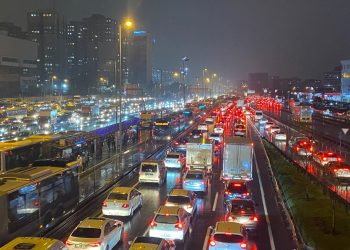 İstanbul’da mesai sonu yağış trafiği | Yoğunluk yüzde 90’a dayandı