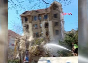 İstanbul’da yıkım sırasında bina caddeye çöktü