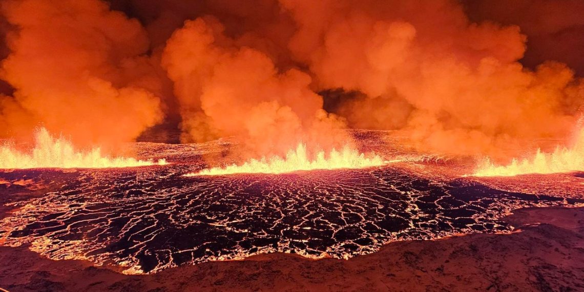 İzlanda’da haftalardır beklenen yanardağ patlaması gerçekleşti
