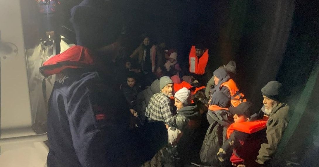 İzmir açıklarında 55 sistemsiz göçmen yakalandı