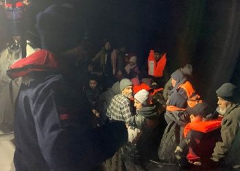 İzmir açıklarında 55 sistemsiz göçmen yakalandı