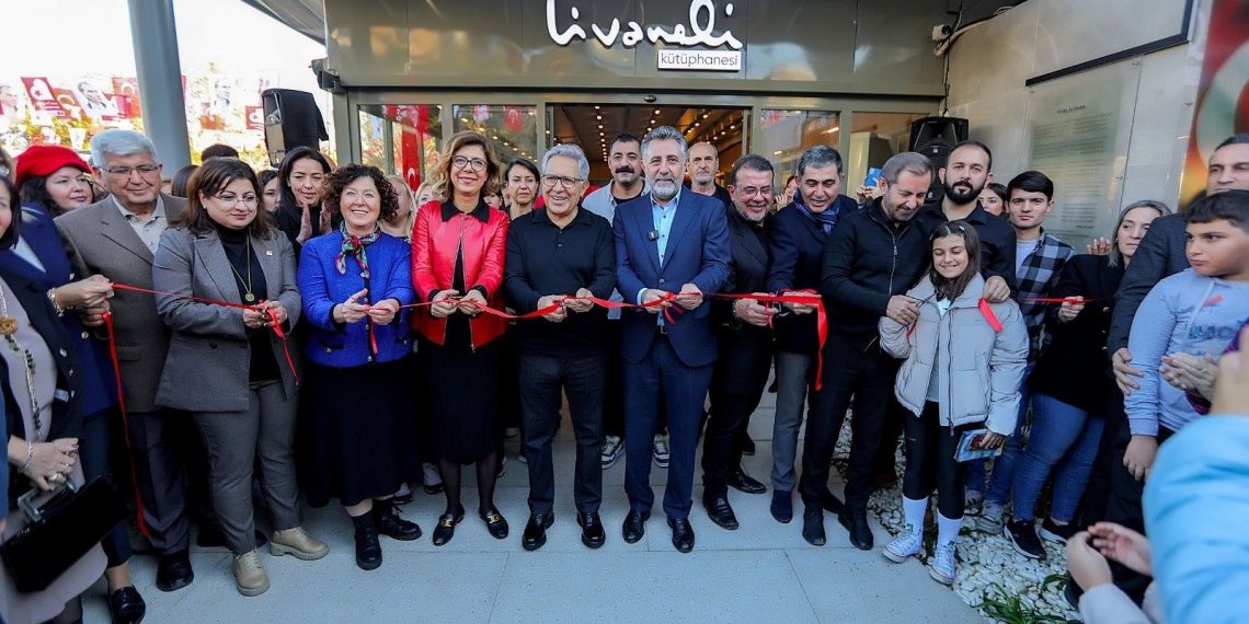 İzmir’de Livaneli Kütüphanesi hizmete açıldı