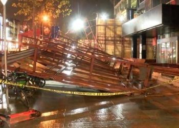 Kadıköy’de şiddetli rüzgar inşaat panelini devirdi