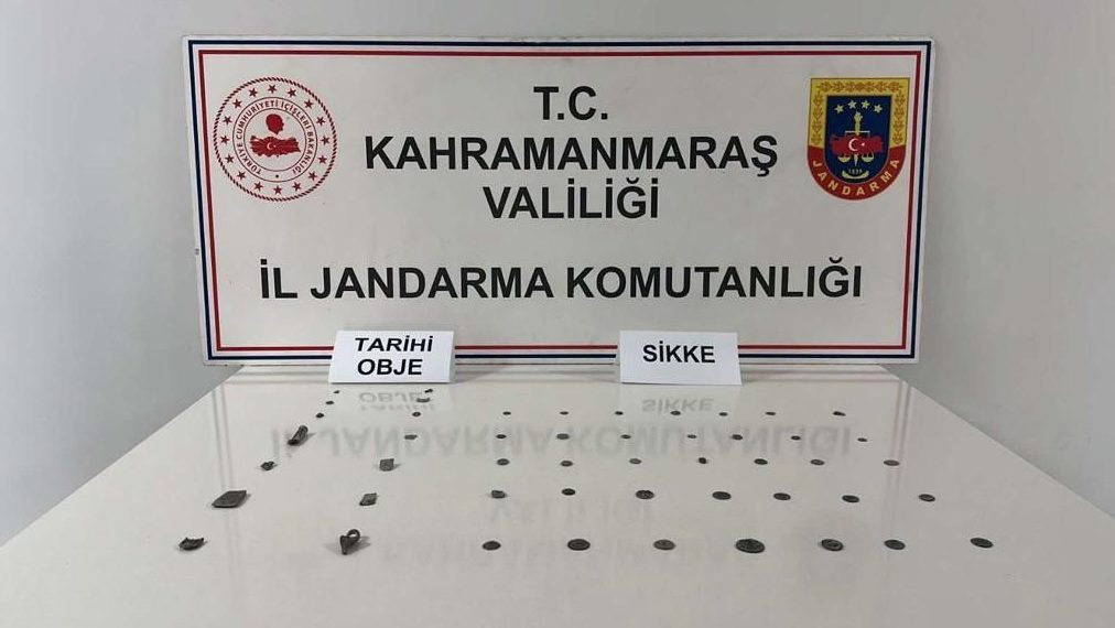 Kahramanmaraş’ta bir arabada 38 sikke ve 12 nesne ele geçirildi