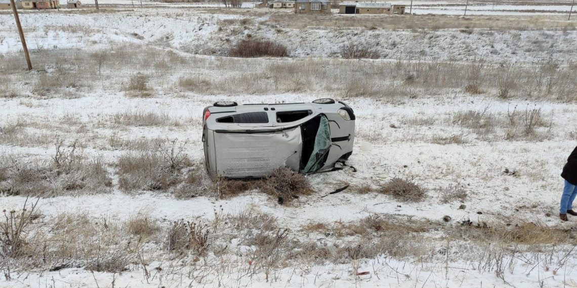 Kamyonet şarampole yuvarlandı: 2 yaralı