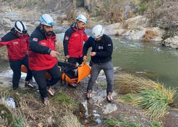 Kanyonda ailesiyle gezerken düşen şahıs 2 saatte kurtarıldı