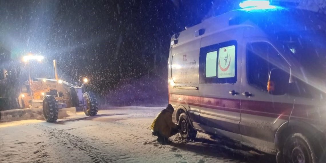 Kar nedeniyle köyde mahsur kalan hasta uzun uğraşlar sonucu hastaneye kaldırıldı