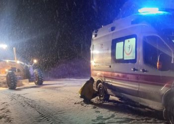 Kar nedeniyle köyde mahsur kalan hasta uzun uğraşlar sonucu hastaneye kaldırıldı