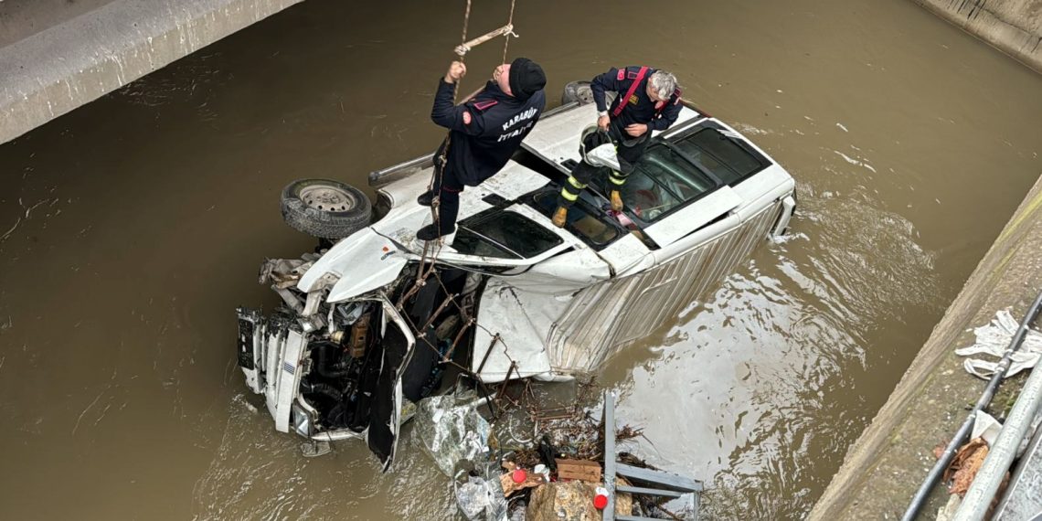 Karabük’te minibüs çaya devrildi: Şoförü yaralandı
